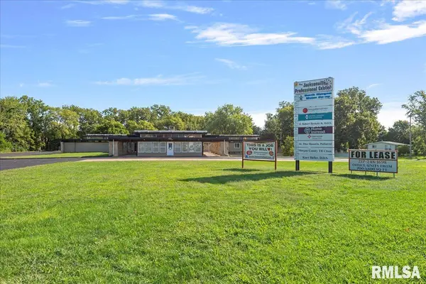 1440 W WALNUT ST, Jacksonville, IL 62650