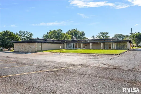 1440 W WALNUT ST, Jacksonville, IL 62650