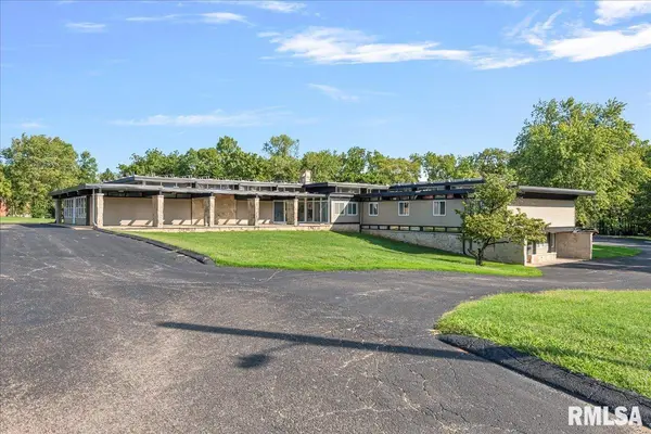 1440 W WALNUT ST, Jacksonville, IL 62650