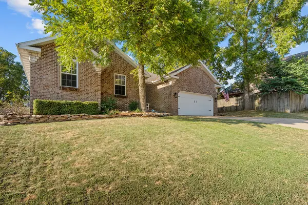 108 W Twin Oak DR, Nixa, MO 65714