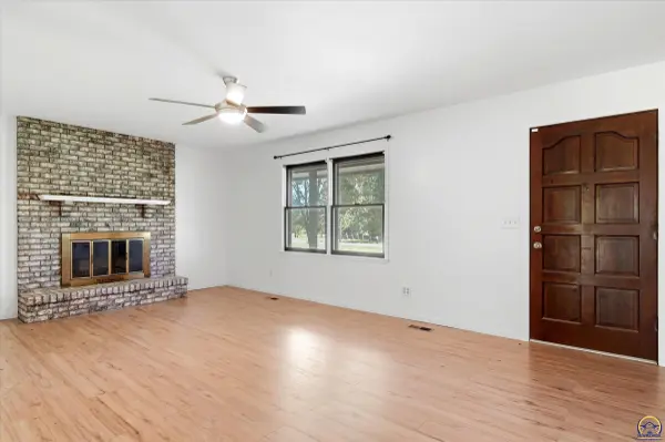 4935 SE Tecumseh RD, Berryton, KS 66409