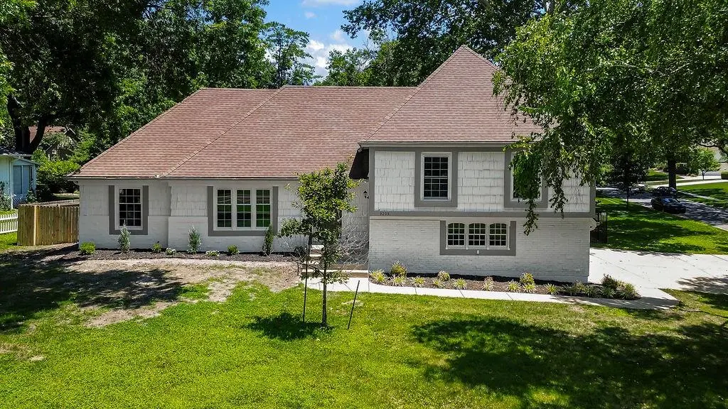 9209 Roe AVE, Prairie Village, KS 66207