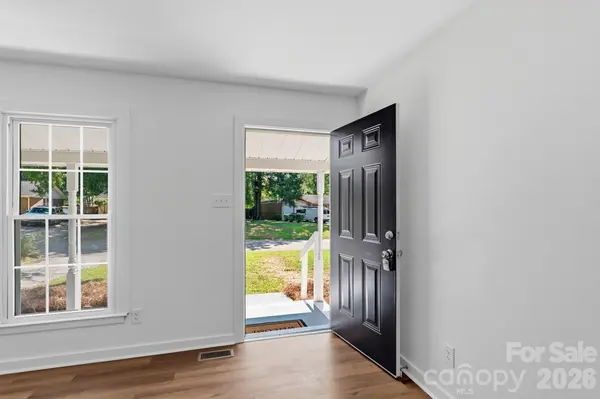 823 Farmcrest DR, Charlotte, NC 28206