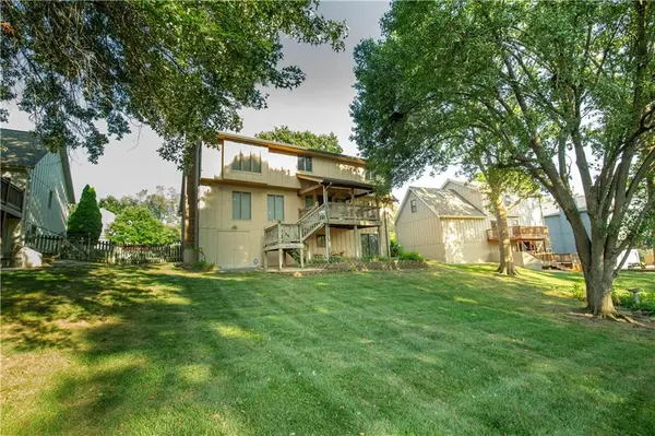 8626 Dice LN, Lenexa, KS 66215