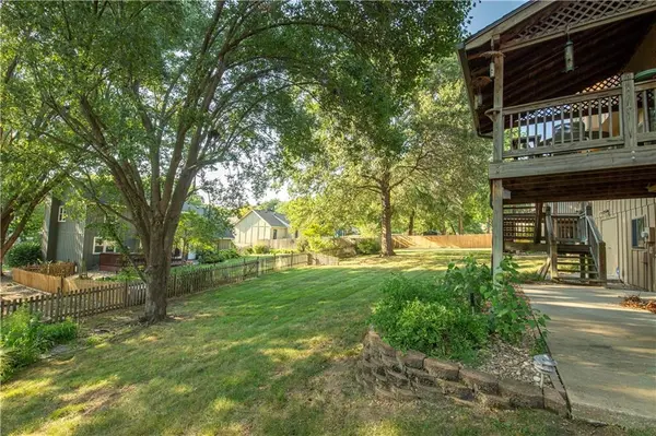 8626 Dice LN, Lenexa, KS 66215