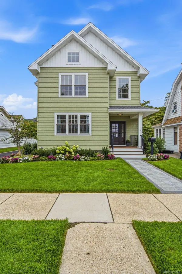 10 Hazel PL, Floral Park, NY 11001