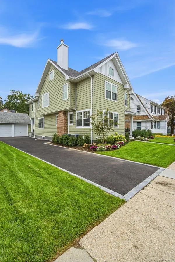 10 Hazel PL, Floral Park, NY 11001