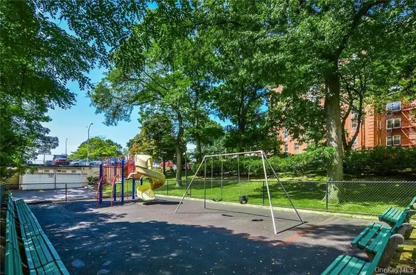 4 Sadore LN #2W, Yonkers, NY 10710