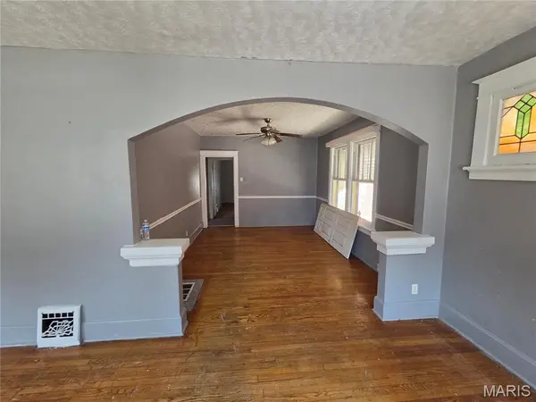 5947 Summit PL, St Louis, MO 63147