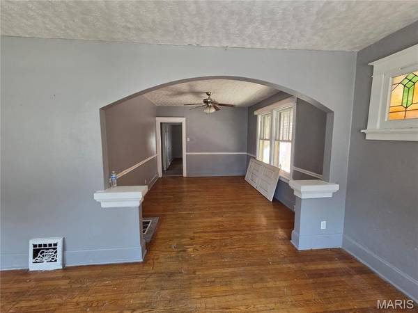 5947 Summit PL, St Louis, MO 63147