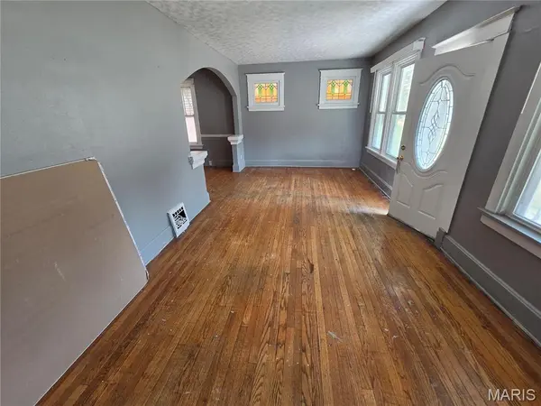 5947 Summit PL, St Louis, MO 63147