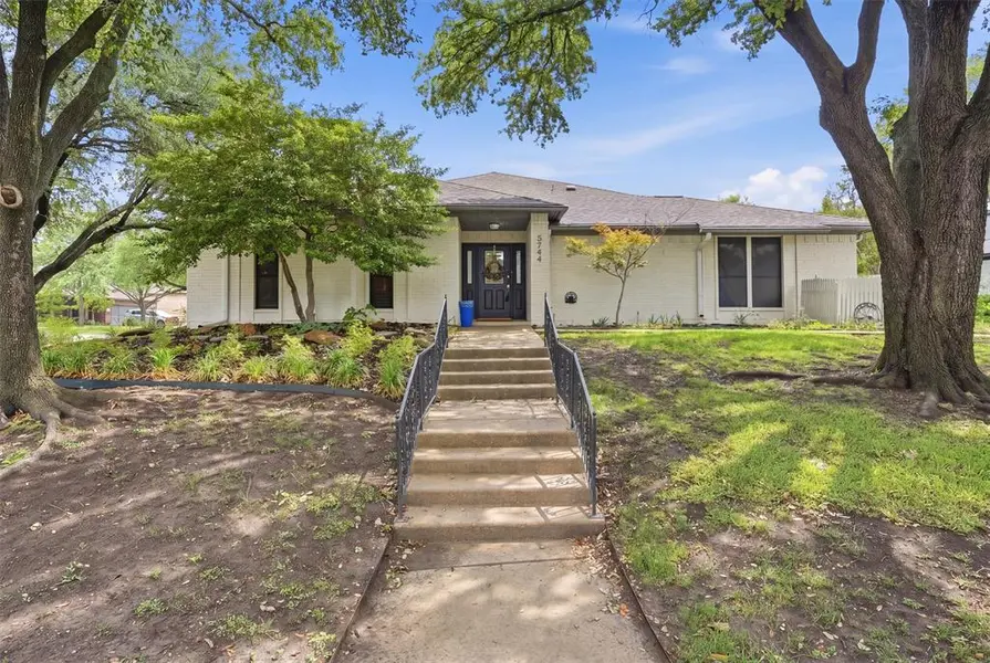 5744 Ledgestone Drive, Fort Worth, TX 76132