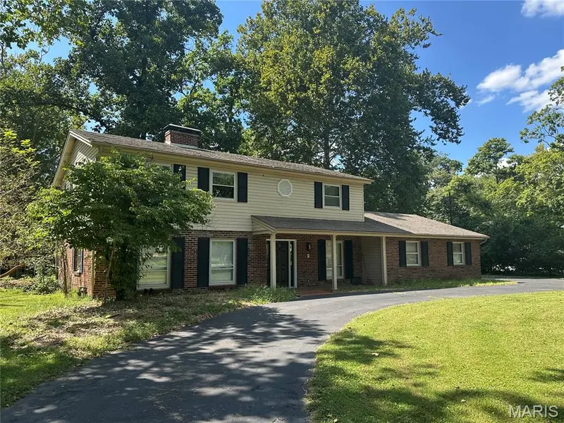 15 Chamblee LN, St Louis, MO 63141
