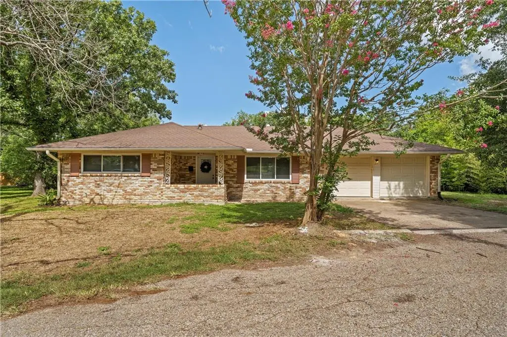 215 N Karl Cayton Street, Groesbeck, TX 76642