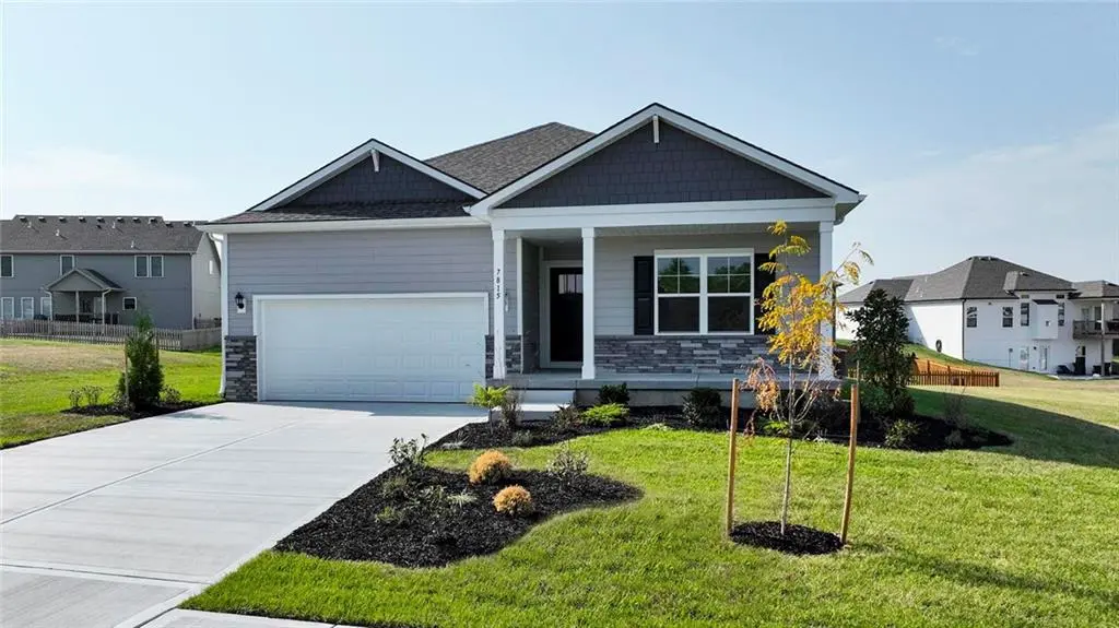 621 Solstice CIR, Belton, MO 64012