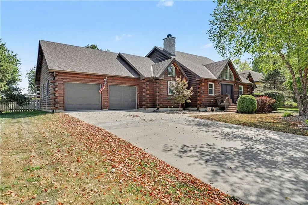 611 N Winnebago DR, Lake Winnebago, MO 64034