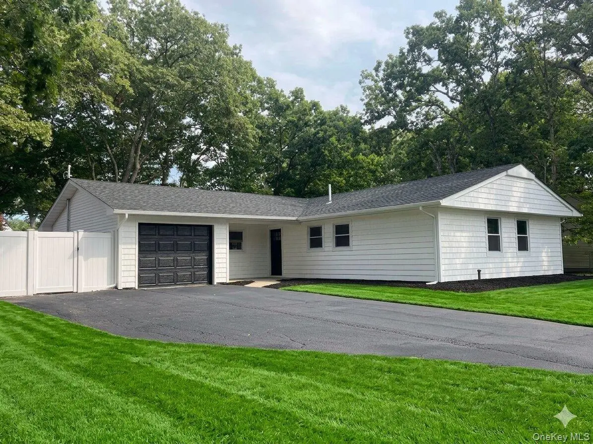 35 Winside LN, Coram, NY 11727