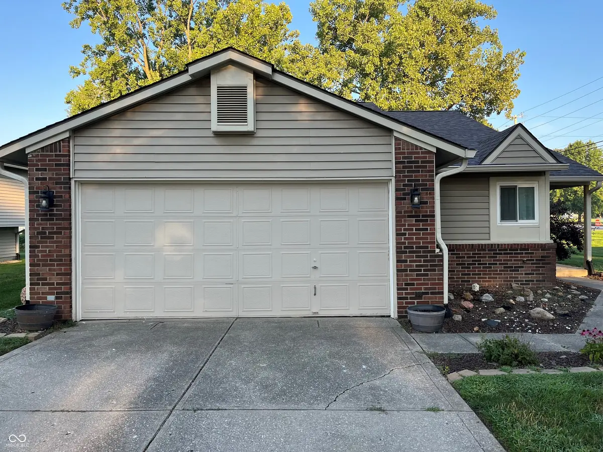 1292 Timber Creek LN, Greenwood, IN 46142