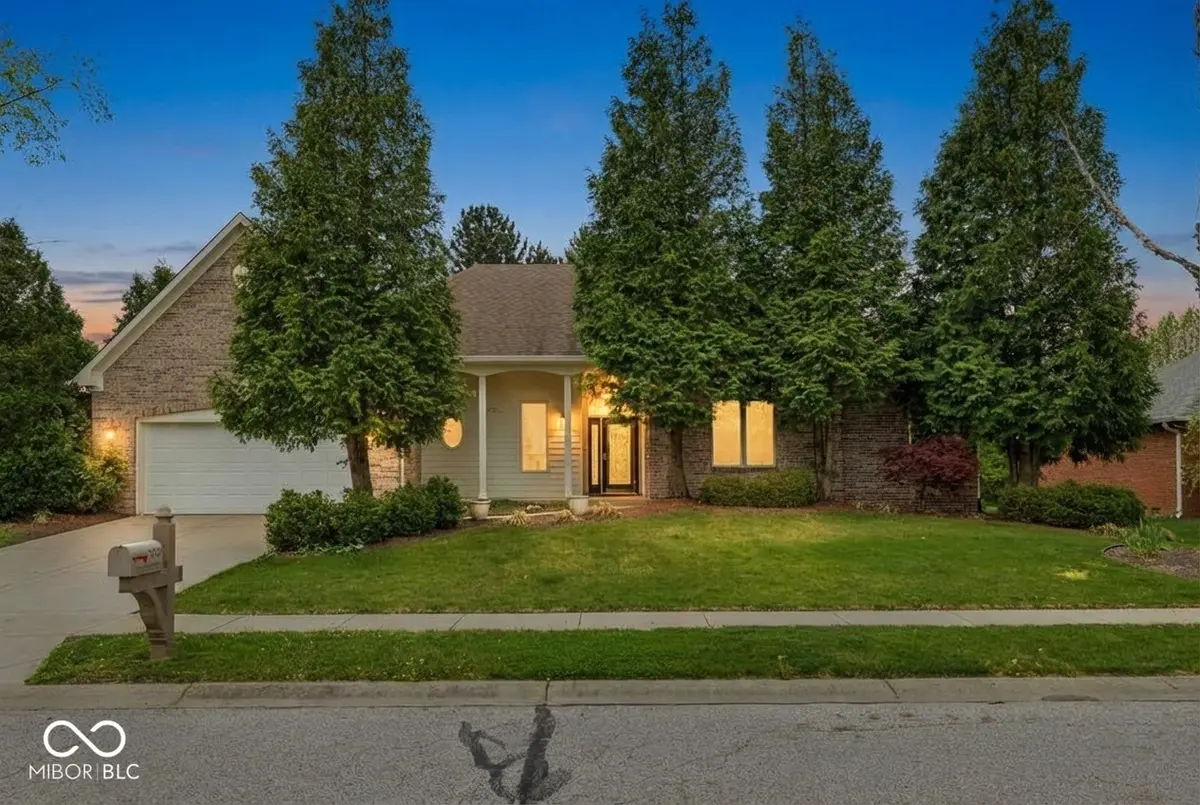 5127 Copperwood DR, Greenwood, IN 46143