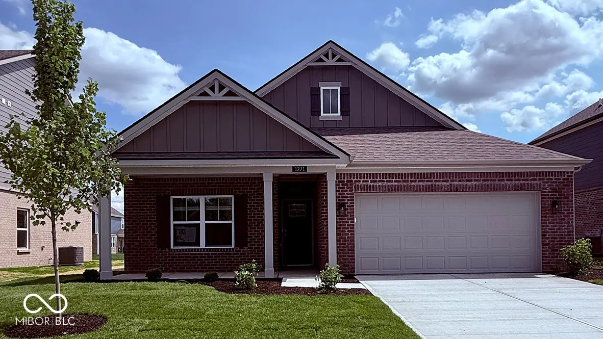 1271 Foxtail LN, Greenwood, IN 46143