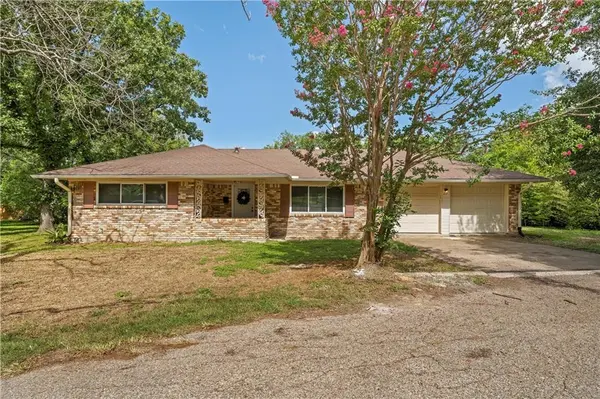 215 N Karl Cayton Street,  Groesbeck,  TX 76642