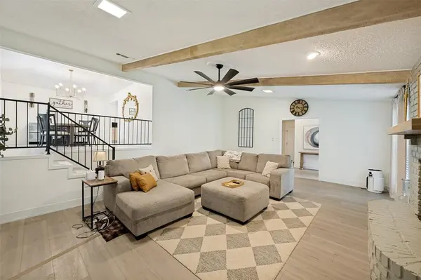 909 Edgecliff Drive, Bedford, TX 76022
