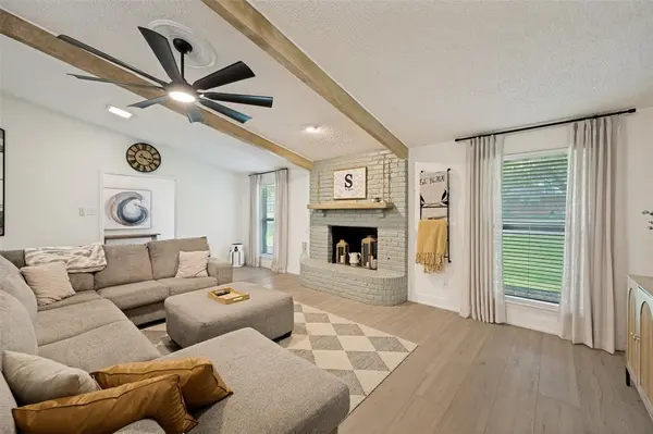 909 Edgecliff Drive, Bedford, TX 76022