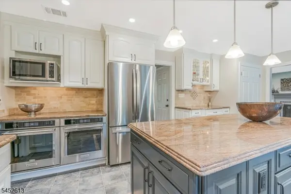 94 Sherwood Ln, Long Hill Twp., NJ 07980