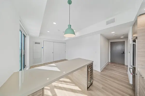 484 Spadina AVE #208, Toronto C01, ON M5S 0E4