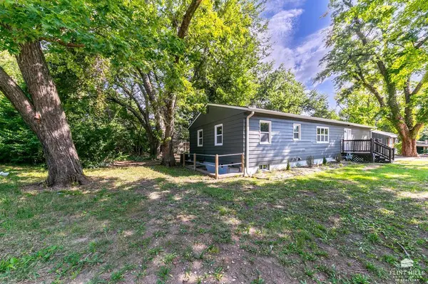 354 N Delaware AVE, Manhattan, KS 66502