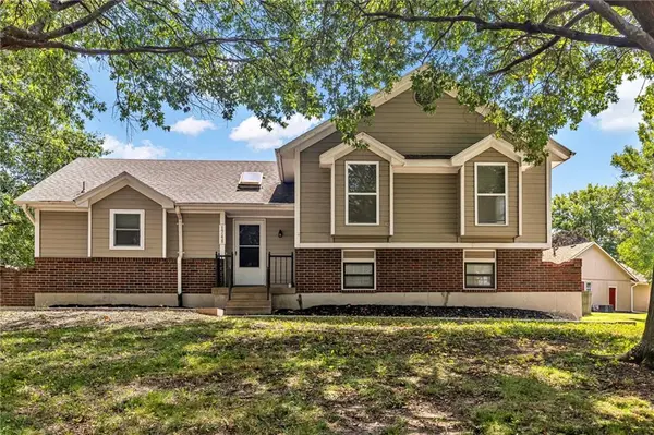 1748 SE Silkwood CT, Lee's Summit, MO 64063