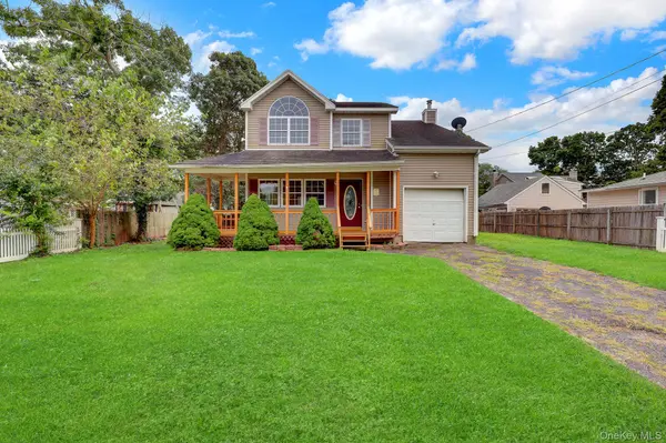 52 Arpage DR, Shirley, NY 11967