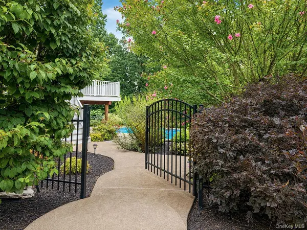 131 Winding Brook CT, New Windsor, NY 12553