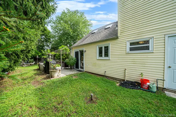 4 Highview LN, Ridge, NY 11961