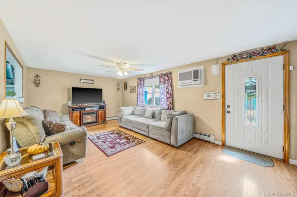 4 Highview LN, Ridge, NY 11961
