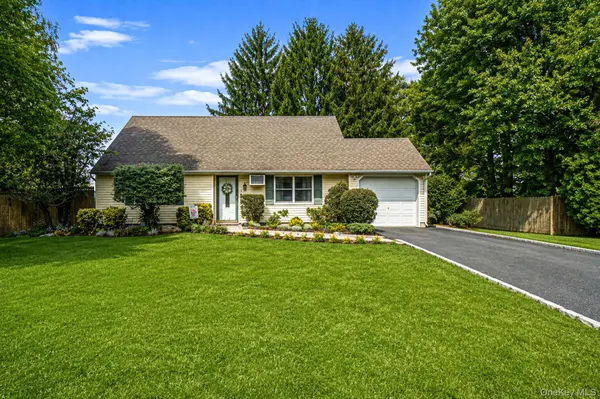 4 Highview LN, Ridge, NY 11961