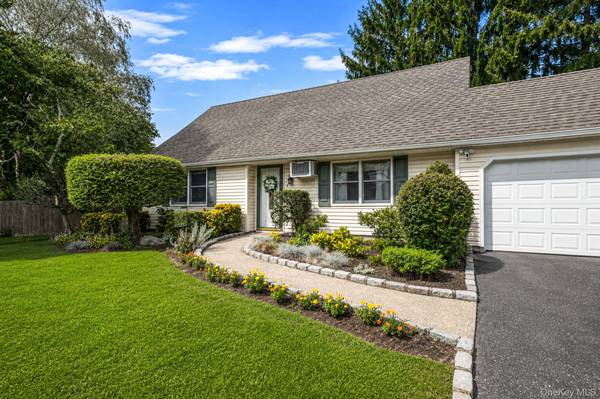 4 Highview LN, Ridge, NY 11961