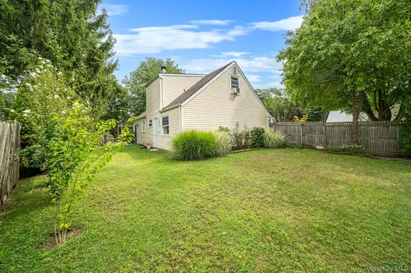 4 Highview LN, Ridge, NY 11961