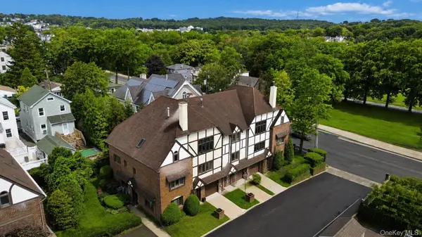 16 Fox Hunt CT, Staten Island, NY 10301