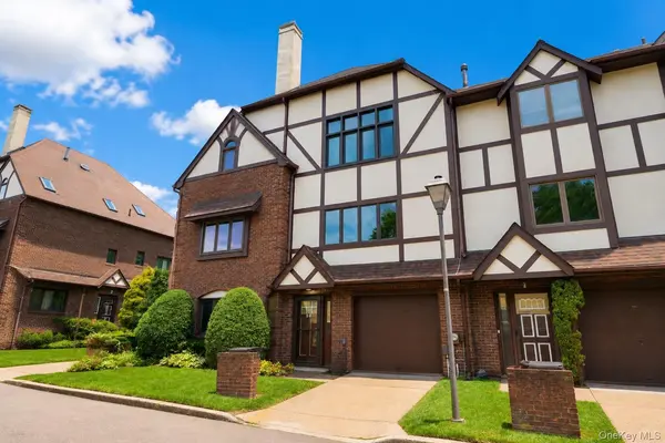 16 Fox Hunt CT, Staten Island, NY 10301