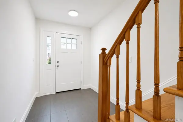 16 Fox Hunt CT, Staten Island, NY 10301