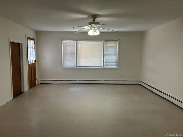 14 Cinder LN, Hicksville, NY 11801