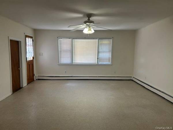 14 Cinder LN, Hicksville, NY 11801