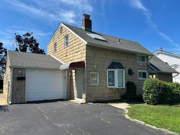 14 Cinder LN, Hicksville, NY 11801