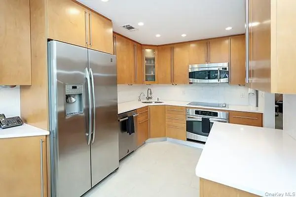 11 Stanford CT #B, Wantagh, NY 11793
