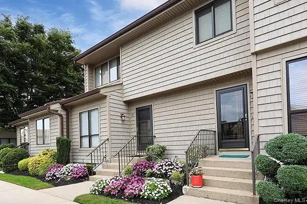 11 Stanford CT #B, Wantagh, NY 11793