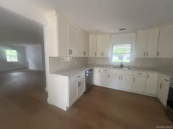 35 Winside LN, Coram, NY 11727