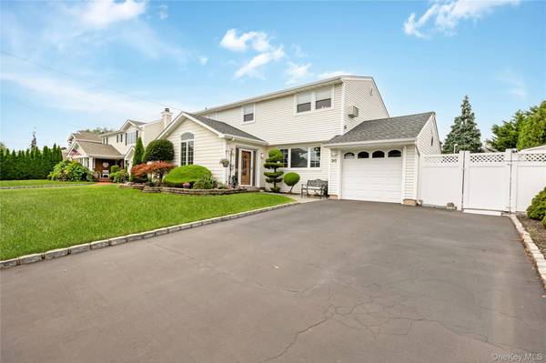 30 Swan DR, Massapequa, NY 11758