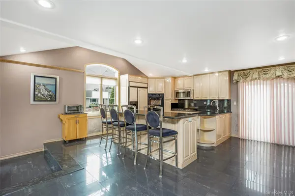 30 Swan DR, Massapequa, NY 11758