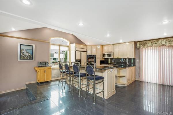 30 Swan DR, Massapequa, NY 11758